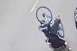 骑行中自(zì)动落锁竟因一码多车违投，共享單(dān)车为赚錢(qián)将用户生命当儿戏？